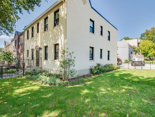 Building Photo - 1842 M St NE
