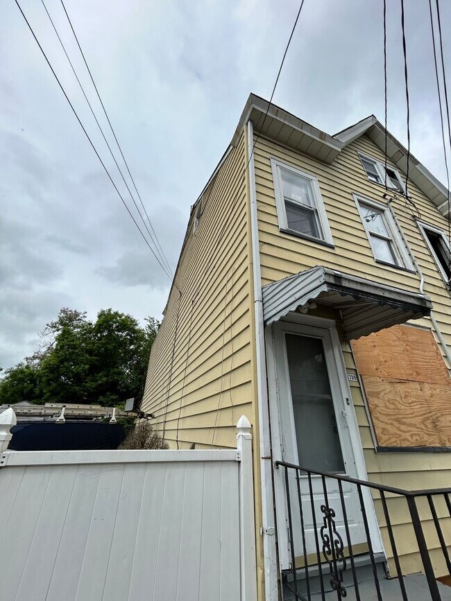 Building Photo - 739 Beatty St