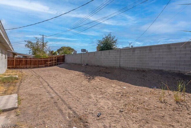 Building Photo - 1501 N Tonopah Dr