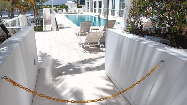 Building Photo - 401 N Birch Rd