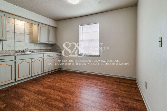 Building Photo - 3 Bedroom/1 Bath Single Family Home Just M...