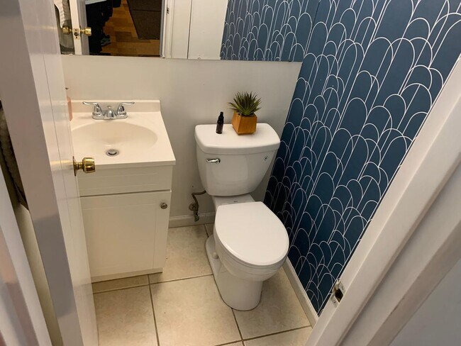 Building Photo - Large House in Cherry Hill East