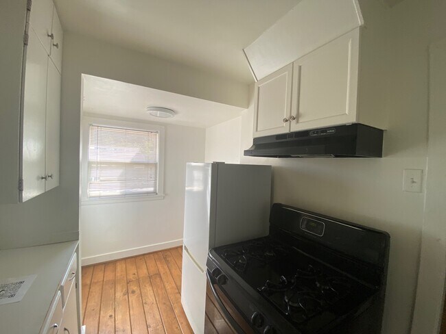 quaint kitchen with breakfast nook area - 189 S Roosevelt Ave
