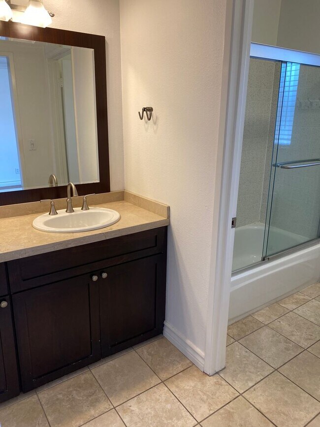 Building Photo - Spacious and Renovated Santa Monica Townho...