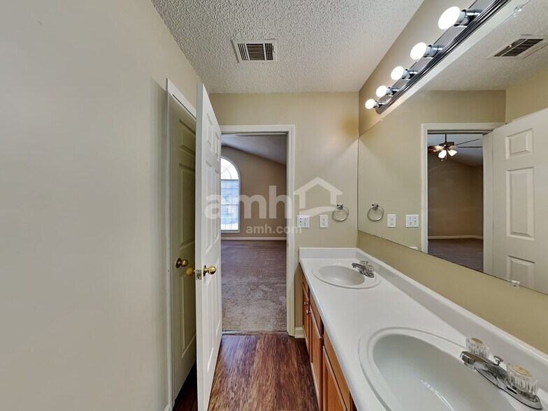 Building Photo - 5029 Kens Ct