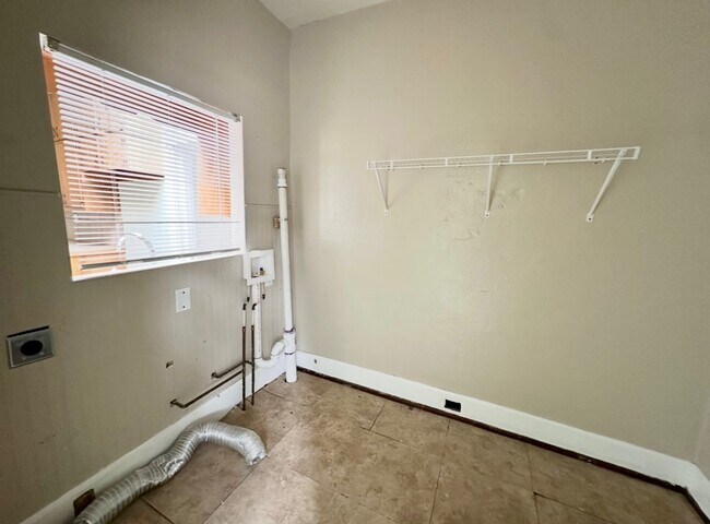 Building Photo - 1532 Graymont Ave W