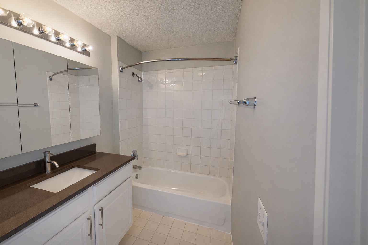 Building Photo - 601 N State St