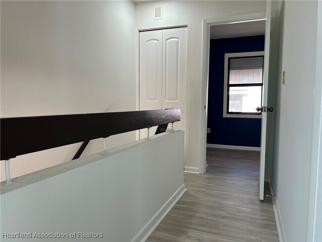 Building Photo - 2016 Lakeview Dr