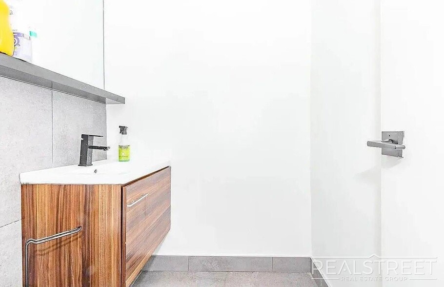 Building Photo - Putnam Avenue