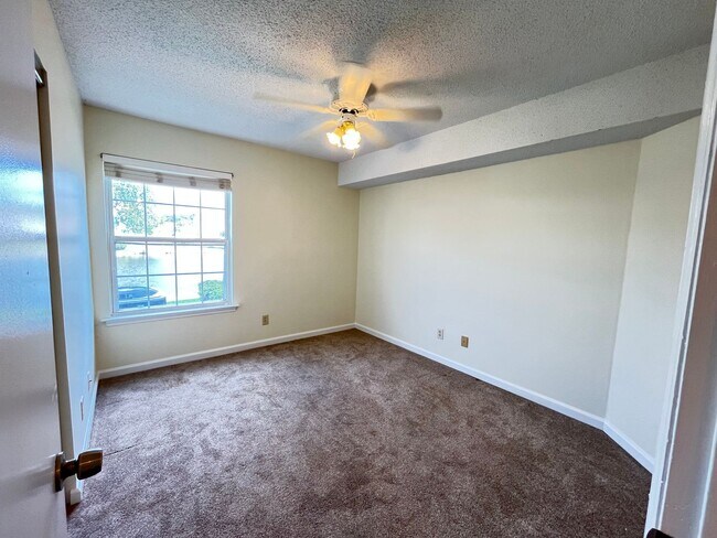 Building Photo - First Floor, Unfurnished, 3 Bedroom, 2 Bath Condo with Screened-in Back Patio!