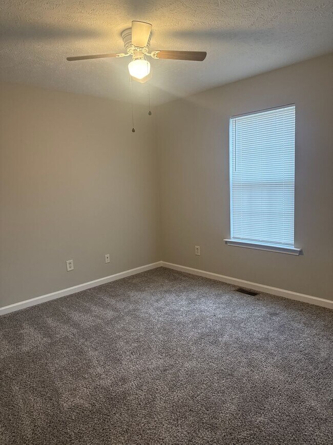 Building Photo - 3 bedroom 2 bath home in Stewarts Creek area.