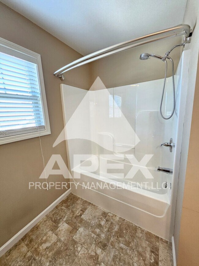 Building Photo - West Knoxville – Beautifully Upgraded - 3 ...