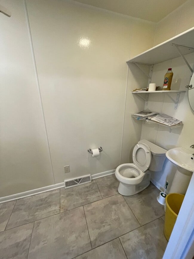 Building Photo - 3 Bed 1.5 Bath Updated Townhouse in Manche...