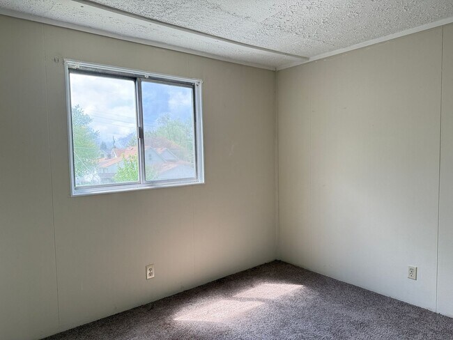 Building Photo - BROOKSTON...2 Bedroom 1 Bath