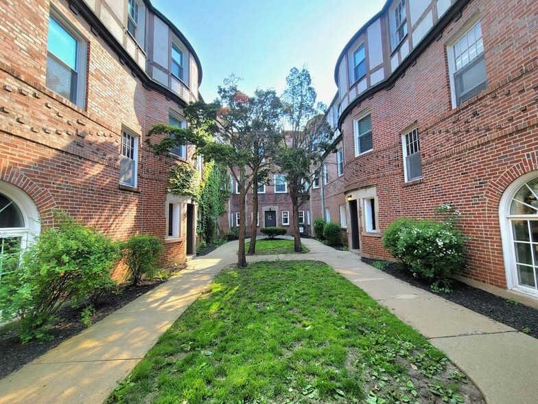 Building Photo - 808 Green Bay Rd