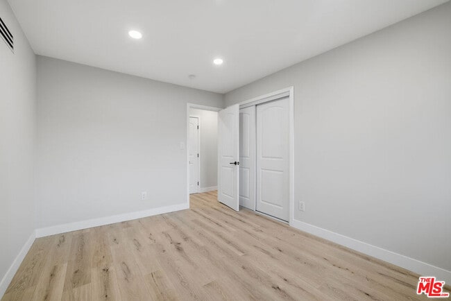 Building Photo - 10557 Reseda Blvd