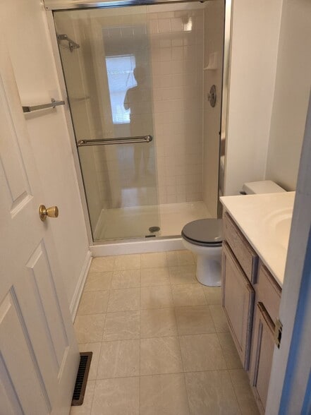 Master Bathroom - 2705 Claybrooke Dr