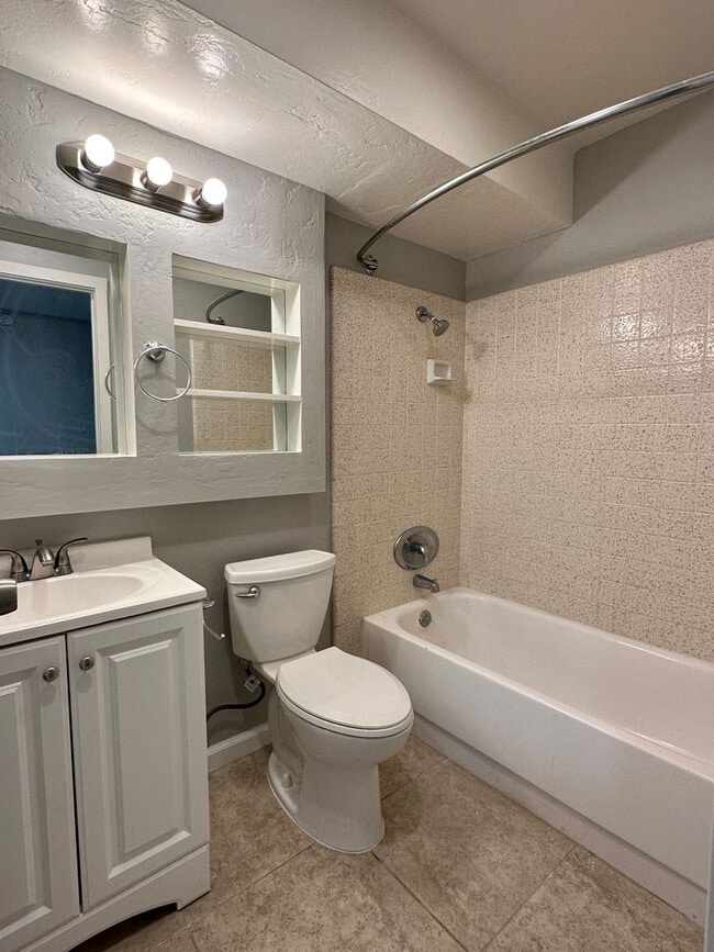 Building Photo - Beautiful 3 Bedroom 2 Bath Condo in Point Loma w/Three Private Patios