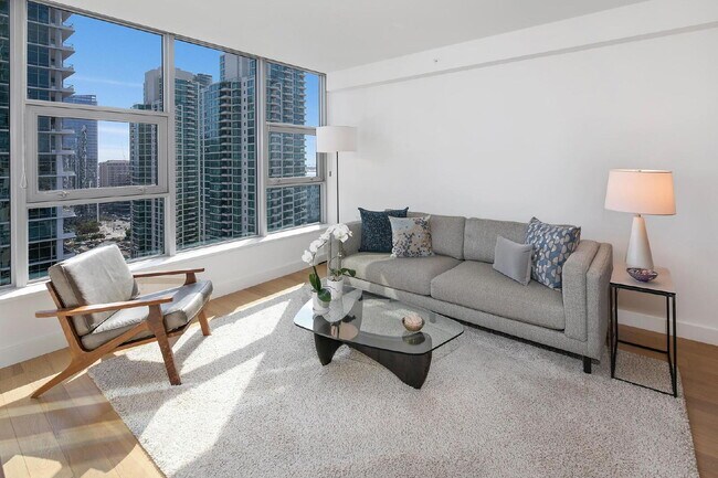 Building Photo - "Stunning 2-Bed, 2-Bath Urban Retreat with 1161 Sq Ft of Comfort in Downtown San Diego!"