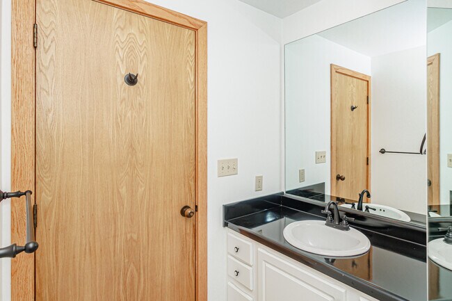 Building Photo - 1424 Bradford Dr