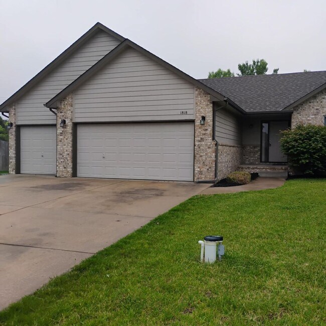 Building Photo - 1818 N Nickelton Ct