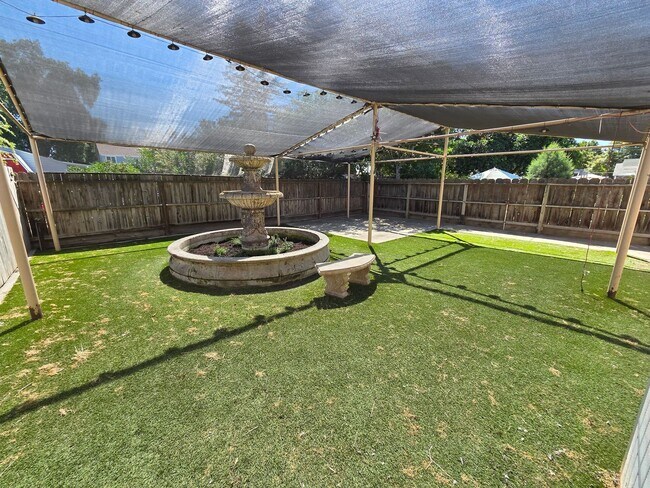 Building Photo - Beautiful 2 Bedroom 1 Bath Home