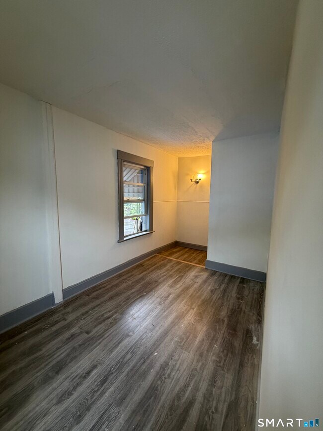Building Photo - 84 Putnam St