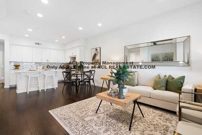 Building Photo - Modern 3BR/3BA Home in Bayshores | 1,542 Sq Ft | Prime Location