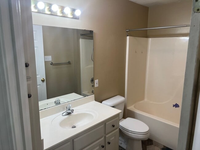 Building Photo - Charming 3 Bed 2 Bath Home