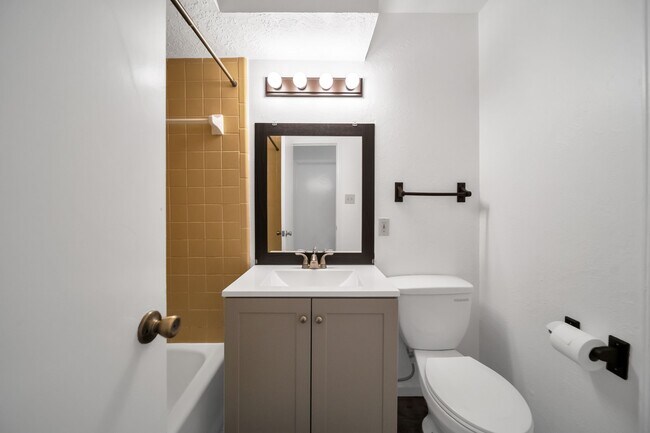 Building Photo - 162 Greenleaf Ln