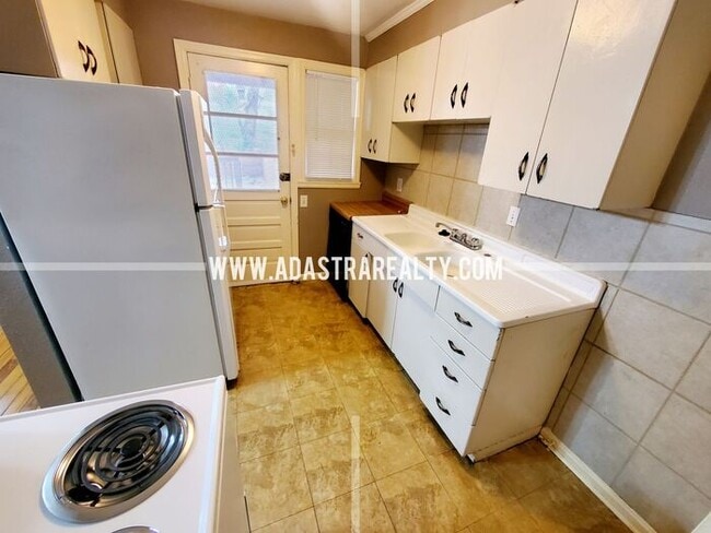 Building Photo - Beautiful Brookside Duplex-Available NOW!!