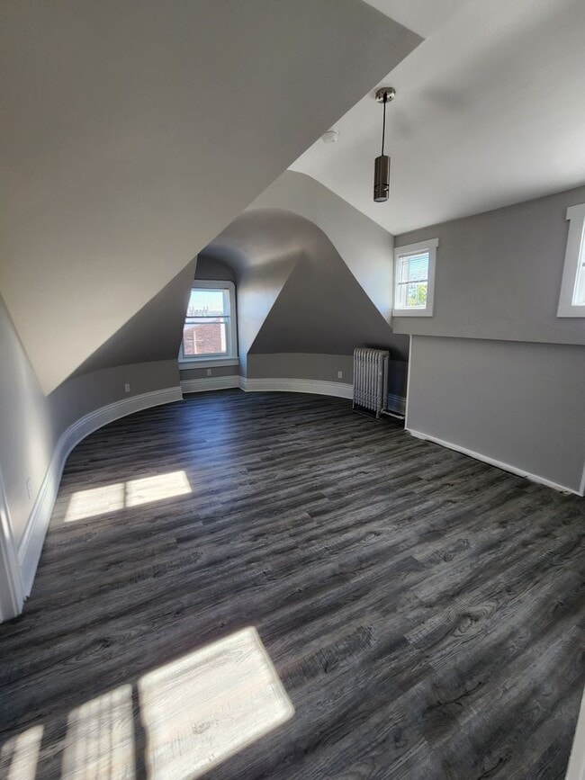 Building Photo - Large 1BR Unit - Freshly Remodeled