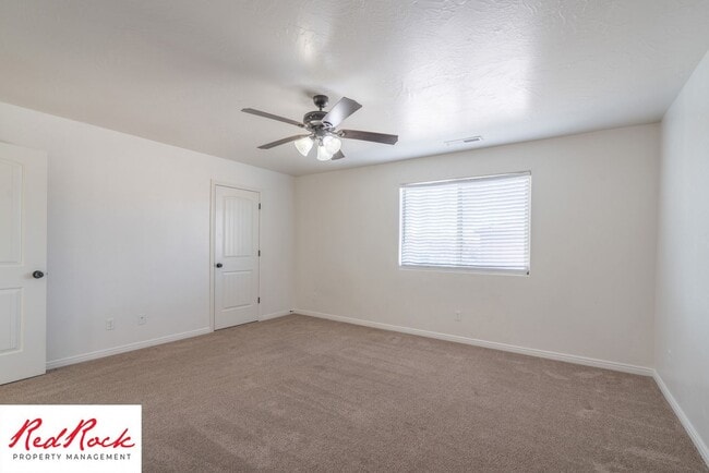 Building Photo - End Unit, DOG-FRIENDLY 3 Bedroom Townhome ...