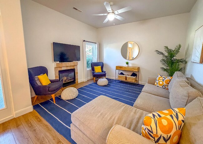 Building Photo - 2 Bedroom Townhouse in a Resort Style Community! All Utilities Included!