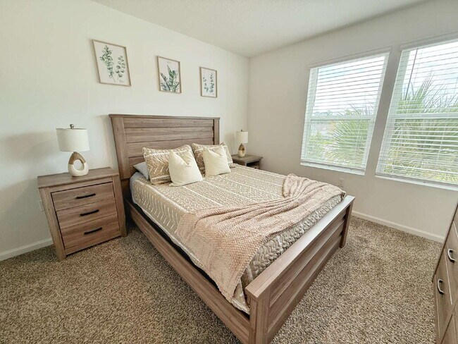 Building Photo - Furnished Townhome conveniently located!