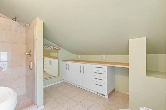 Building Photo - Cute 3-bdrm/2-bath vintage home—Nice fence...