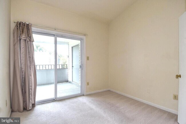 Building Photo - Sunny and spacious top floor unit featuring an open floor plan perfect for entertaining!