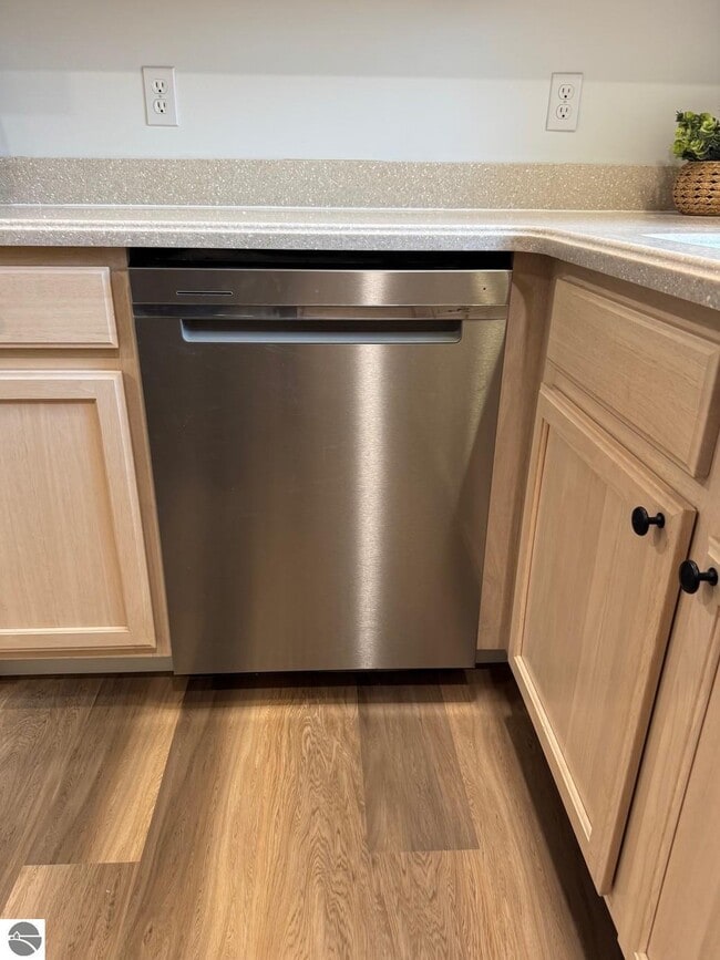 Building Photo - 1495 Newport St