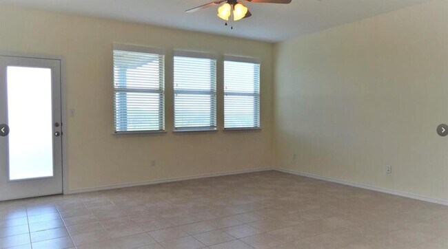 Building Photo - 704 Carillion Dr