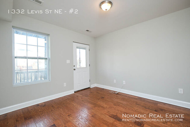 Building Photo - $500 OFF FIRST MONTH'S RENT! 2 Bed / 1 Bath