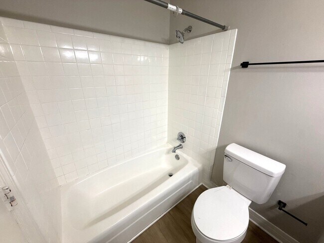 Building Photo - 710 Greenbriar Dr