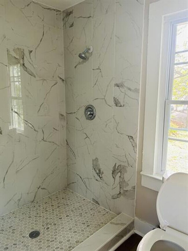 Building Photo - 3/2 Available Now!