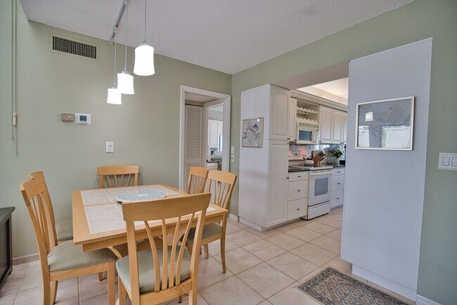Building Photo - 1555 Tarpon Center Dr