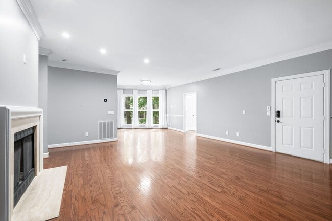 Building Photo - Charming 2BR/2BA condo in Green Hills!