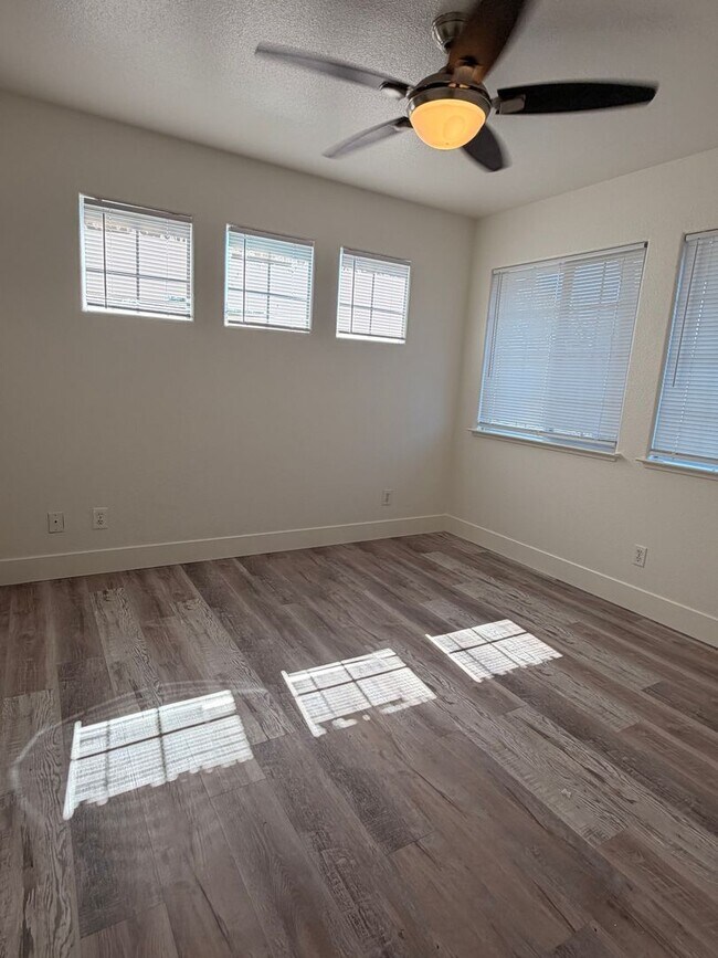 Building Photo - Come check out this lovely 3 bedroom 3 bath home Conveniently located near the Marlow Shopping ce...