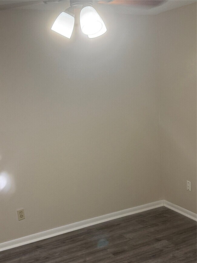 Building Photo - 17401 Red Oak Dr