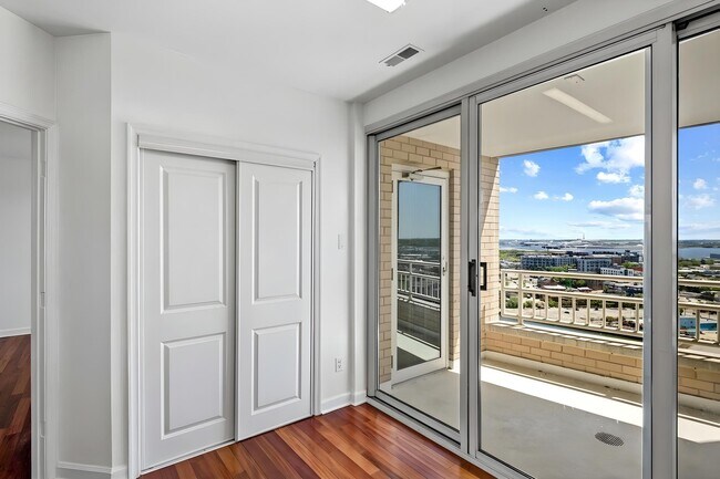 Building Photo - 100 Harborview Dr