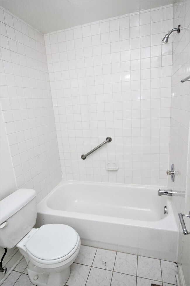 Building Photo - 1511 Bolton St