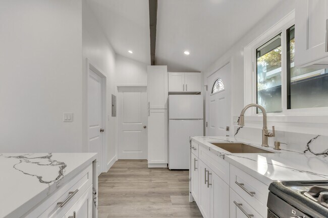 Building Photo - 14753 Hartland St