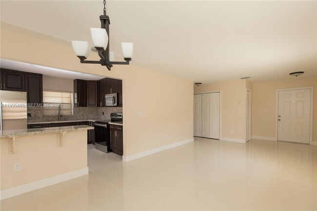 Building Photo - 3832 SW 89th Ct